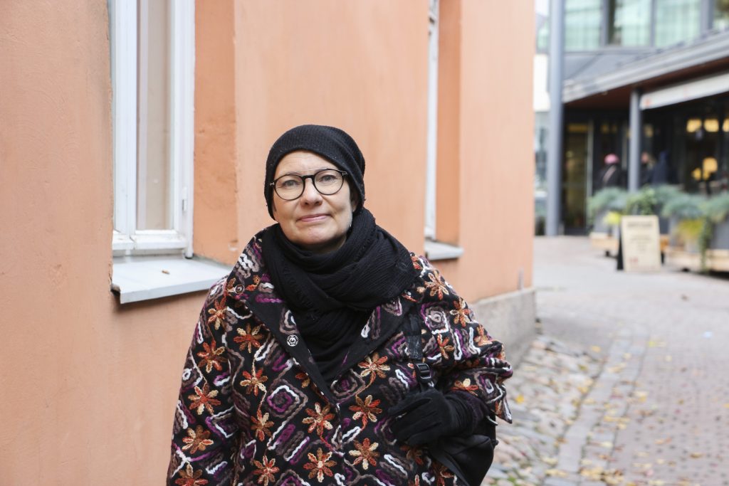 Liisa Seppänen Casagrandentalon edessä.