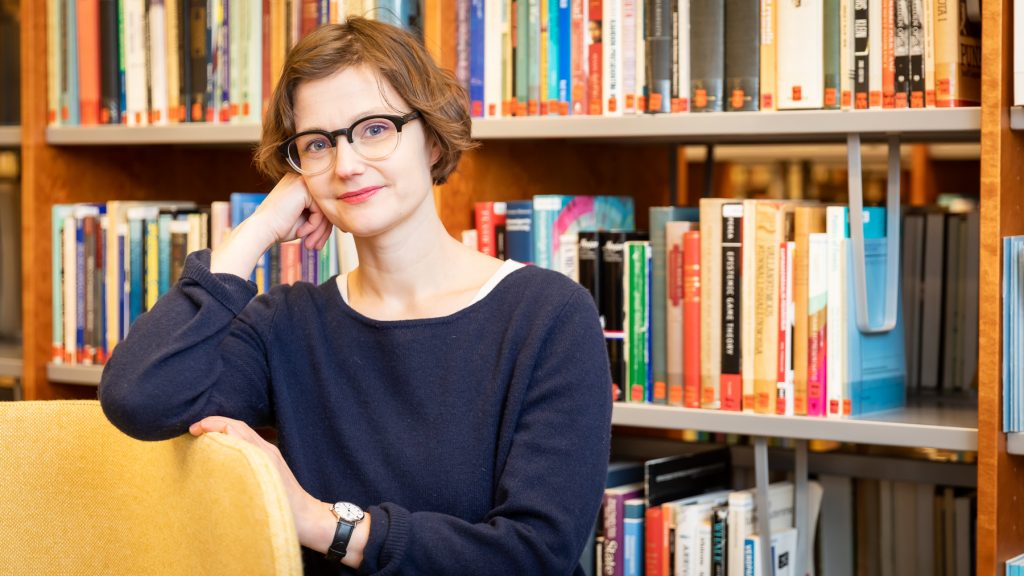 Mona Mannevuo työhuoneessaan