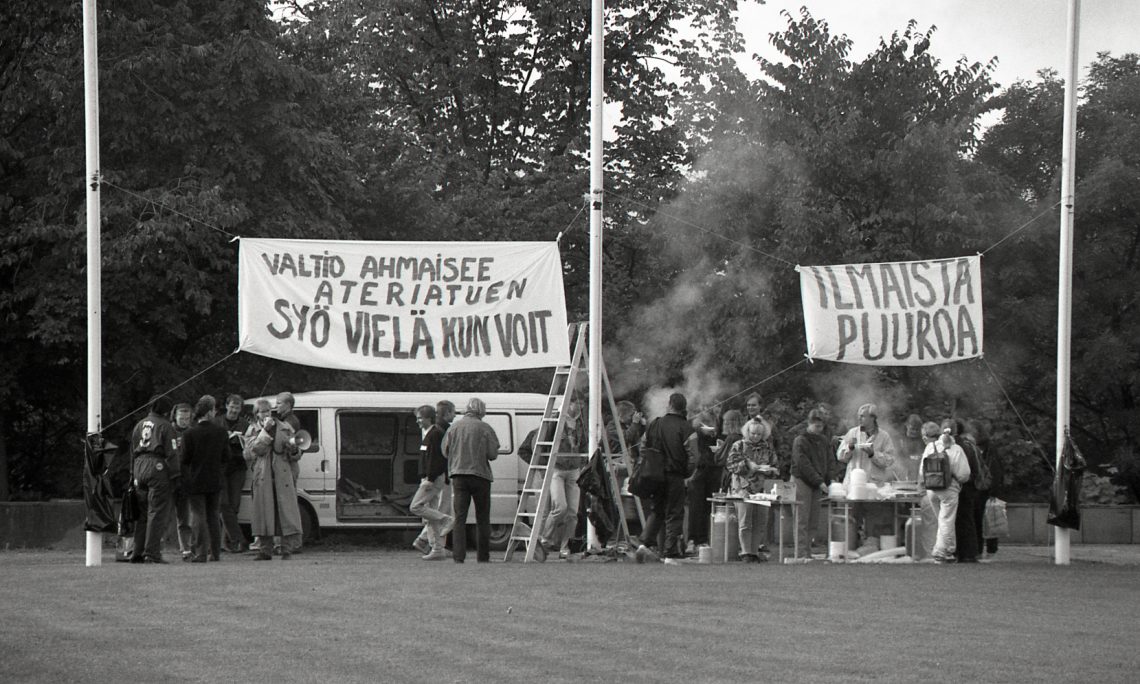 mv-kuva, opiskelijat jakamassa puuroa. syö vielä kun voit banderolli.