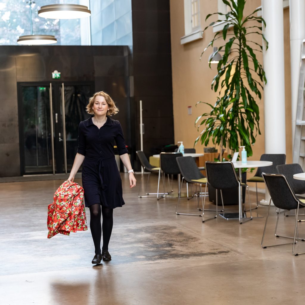 Anna Aatsinki kävelee Teutorissa.