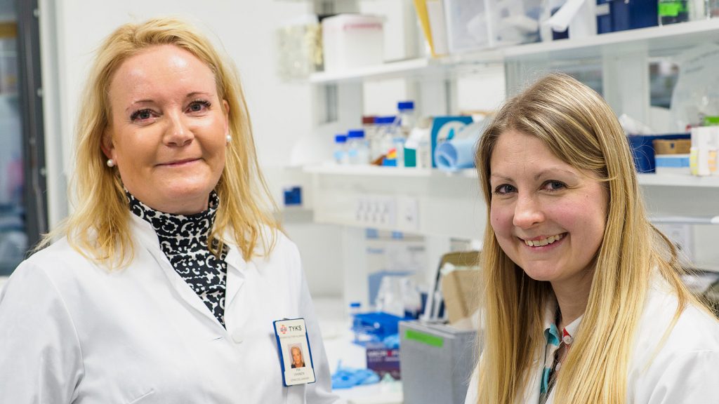 Pia Vihinen ja Pilvi Riihilä laboratoriossa
