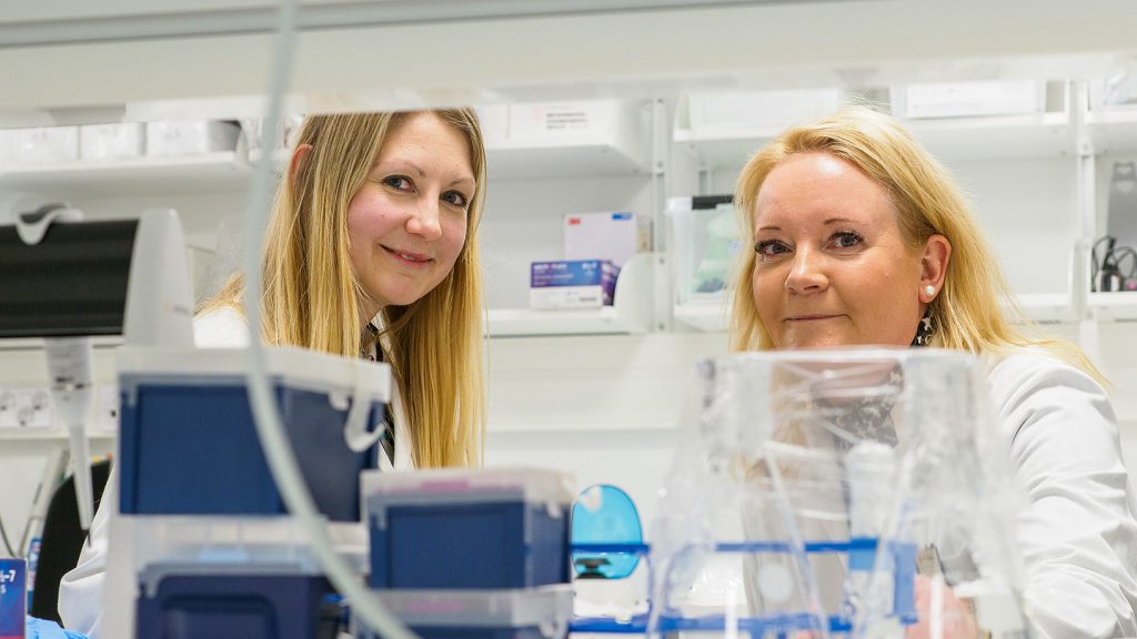Pilvi Riihilä ja Pia Vihinen laboratoriossa