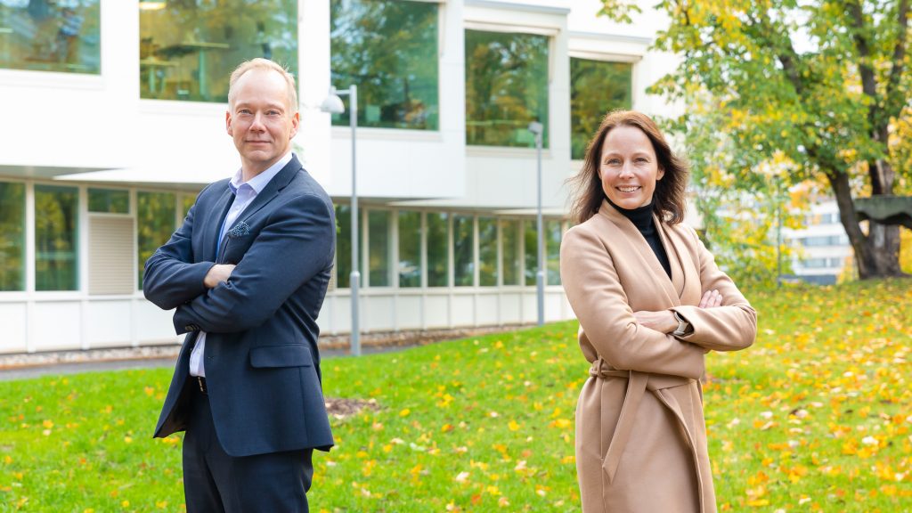 Vararehtori Mika Hannula ja koulutuspäällikkö Sari Stenvall-Virtanen. Taustalla yliopiston päärakennus.