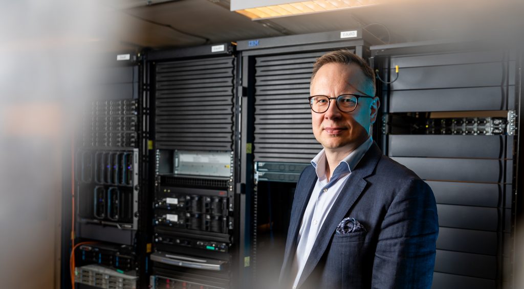 Professori Toni Ahlqvist konehuoneessa.